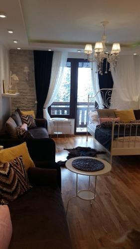 Eksterijer apartmana Višnja sa 3,5 zvezdica, prikazuje modernu višespratnu zgradu sa balkonima i uređenim zelenim okruženjem.